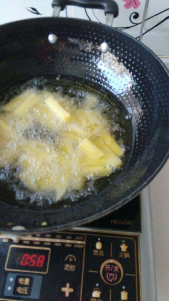 豆角炖土豆（新型）,豆角炸好之后炸土豆，土豆炸黄出锅