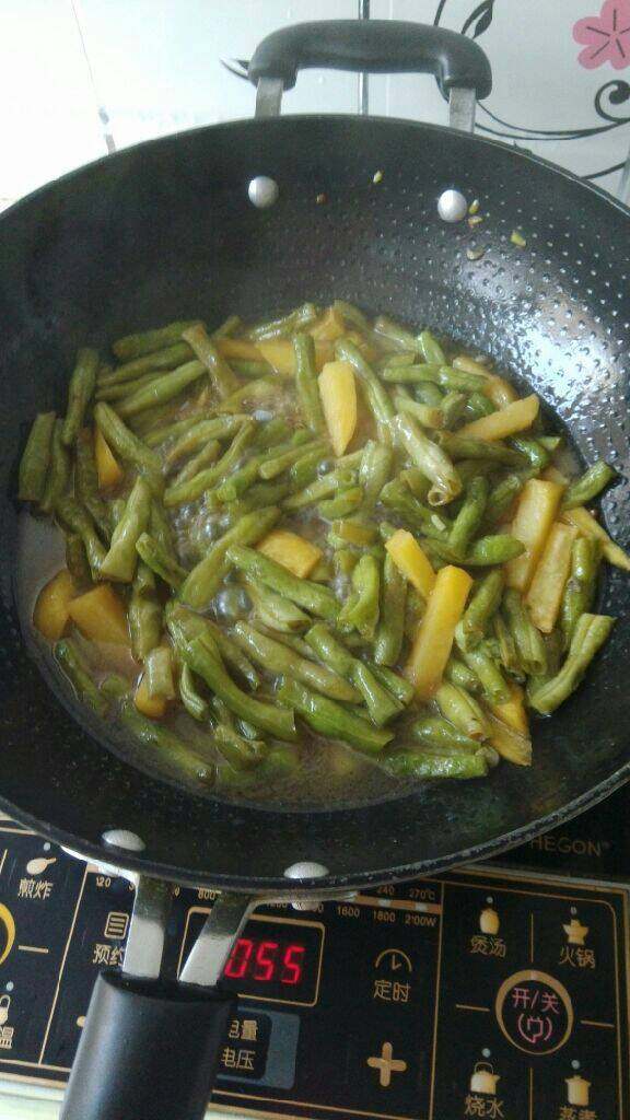 豆角炖土豆（新型）,锅中放油加入豆角翻炒几下，加<a style='color:red;display:inline-block;' href='/shicai/ 692'>酱油</a>翻炒，放土豆再翻炒加水稍微炖一下放盐