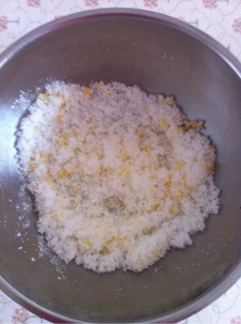 原味玛德琳,如图,柠檬皮屑和砂糖混合,放置半小时,柠檬皮不要用白色部分,不然口感发苦。