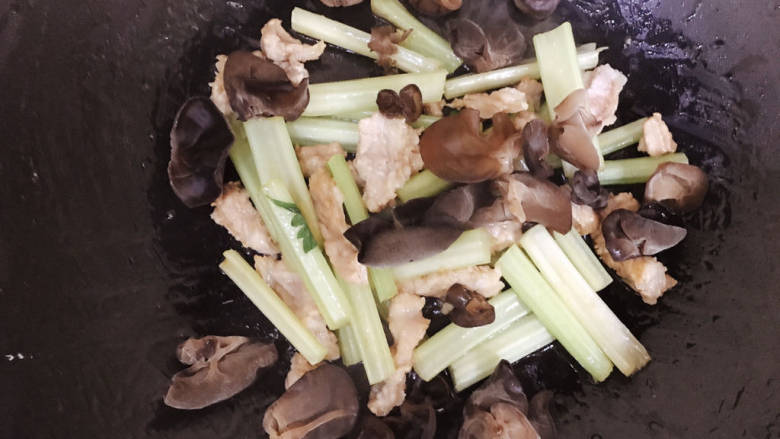 芹菜木耳炒肉丝,加入木耳,翻炒片刻