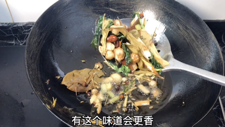 家庭版烤鱼制作方法,炸好后捞出渣子