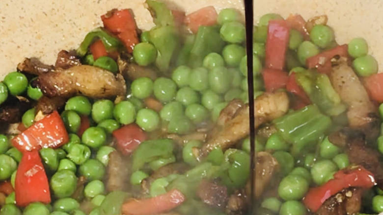 豌豆米炒肉,淋入<a style='color:red;display:inline-block;' href='/shicai/ 788'>生抽</a>,炒匀