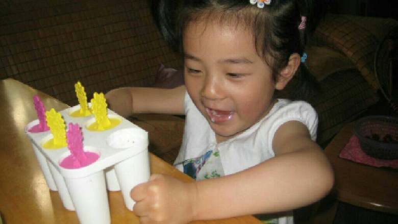 缤纷酸奶凍糕,各种配料分别放入模具