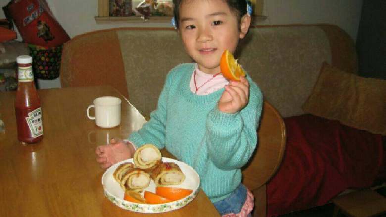 香蕉山药卷,卷饼，切段，盛碟，可以淋点番茄酱装饰