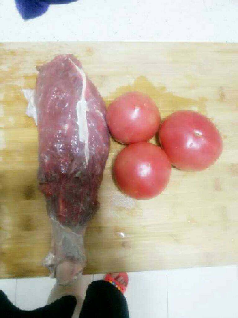 西红柿牛腩,把牛肉洗净,用水热水绰一下去腥,