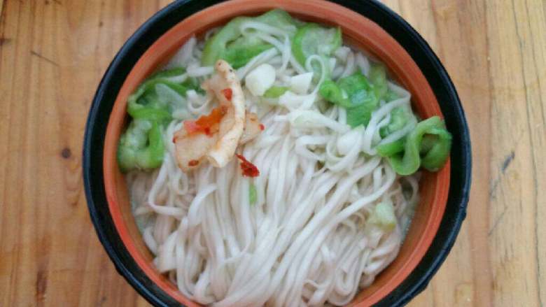 外公丝瓜汤面,丝瓜味道鲜美，配上面条，汤汁浓厚，咸甜适中。如果搭配上自制的辣椒萝卜，这一顿可以吃得简单而舒服。