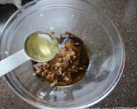 老醋苦菊,大蒜压成泥,加醋,盐,香油,糖,蜂蜜放在小碗中,加入蜂蜜,搅拌成调味料汁