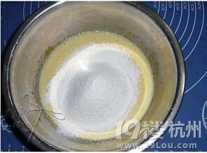 蓝莓椰丝蛋糕卷,蛋黄糊中筛入低筋面粉和玉米淀粉,用打蛋器拌成均匀的面糊