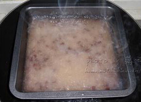 蜜豆马蹄糕,取一平整的平盘,刷少量食用油,倒入粉浆,用中大火蒸20分钟成透明状