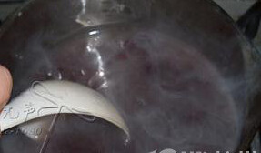 蜜豆马蹄糕,将蜜豆加入稍煮,倒小勺生粉浆勾芡