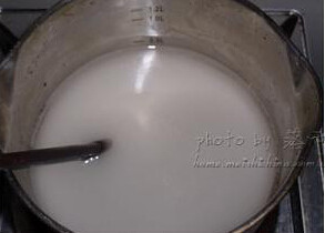 蜜豆马蹄糕,锅里放白糖和250ml的水,煮成糖水