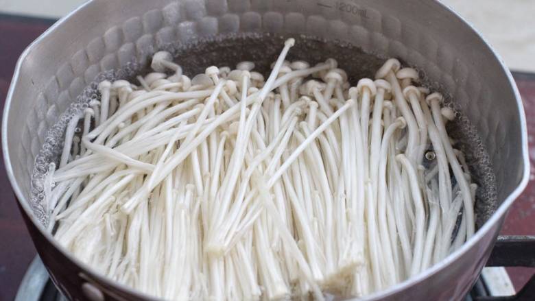 金汤鱼,小锅中添水烧沸,下入金针菇焯烫变软捞出。