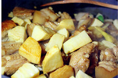 老妈红烧肉 ,倒入冬笋块,加<a style='color:red;display:inline-block;' href='/shicai/ 718'>料酒</a>、生抽、老抽、水将肉煮沸,再小火炖,直到五花肉五成熟