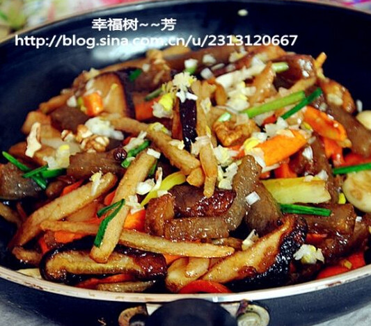 干锅时蔬菜 ,把调好的汁倒入翻炒,出锅前加入青蒜即可