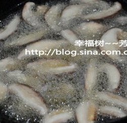 干锅时蔬菜 ,香菇和莲菜都拌入干淀粉,过油炸一下,当略微变硬捞出备用
