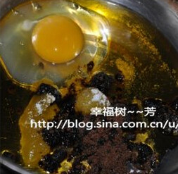 红糖版趣多多 ,容器中倒入油、红糖、白糖、盐搅拌