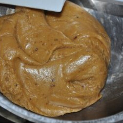 红糖版趣多多 ,用硅胶铲搅拌均匀,烤盘铺上油纸,拿铲子取出一下快,先团个圆球再压扁让在烤盘上