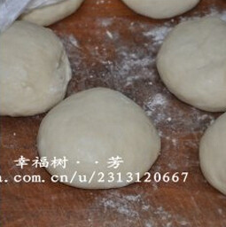 懒人版酥心面包,发好的面团取出来排气,分成几个小面团,一一滚圆后松弛15分钟
