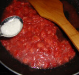 蜜汁烤菠萝,<a style='color:red;display:inline-block;' href='/shicai/ 592'>草莓</a>洗净切碎，加<a style='color:red;display:inline-block;' href='/shicai/ 869'>白砂糖</a>和水熬成糊糊