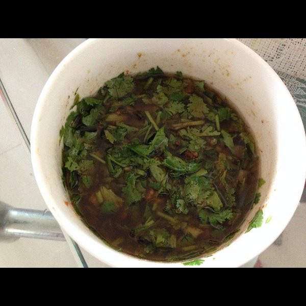 我家火鍋,蘸料：香菜香蔥、香油、沙茶醬，生抽，蒜泥