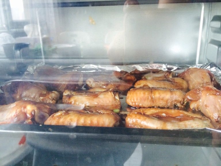 蜜烤鸡翅,烤盘垫一层锡纸,刷一点油,均匀摆入鸡翅。烤箱预热200度5分钟。然后将鸡翅放入烤箱,200度20分钟,到时间后翻面,涂<a style='color:red;display:inline-block;' href='/shicai/ 865'>蜂蜜</a>,再烤7分钟。