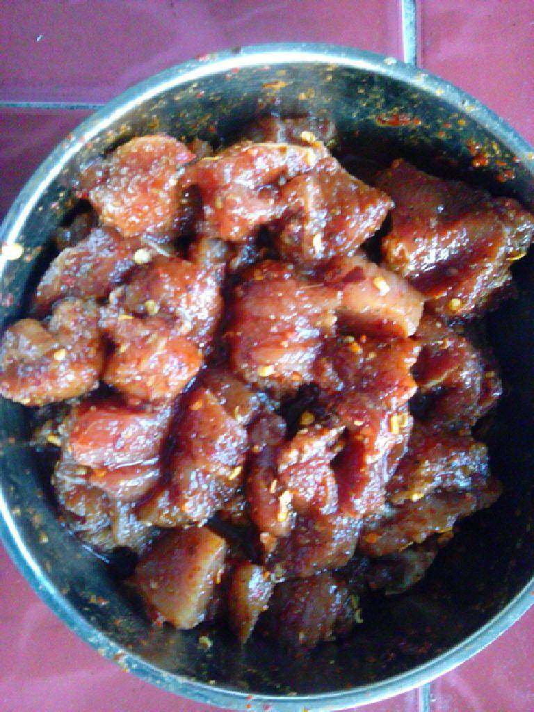 烤牙签肉,瘦肉切薄片入碗，放入盐，<a style='color:red;display:inline-block;' href='/shicai/ 756'>鸡精</a>，淹入味，再倒点<a style='color:red;display:inline-block;' href='/shicai/ 911'>可乐</a>，料酒，放适量所备用的香料一起淹10分钟