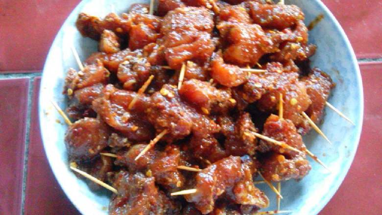 烤牙签肉,用牙签地肉片串起（三片一串）