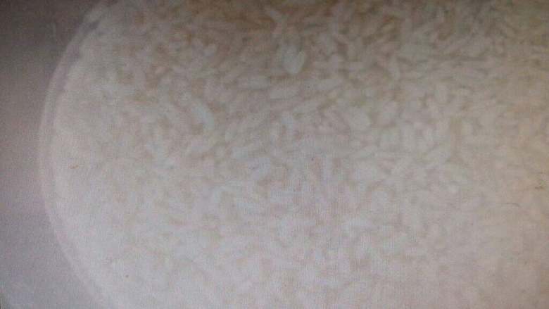 糯米腊肠肉卷,开水泡糯米，一个多小时后放蒸锅蒸15—20分钟