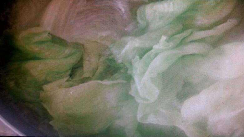 糯米腊肠肉卷,把生菜稍微烫一下，烫软