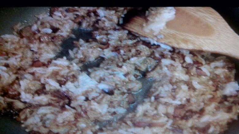 糯米腊肠肉卷,炒腊肠，把蒸好的糯米放入，加生老抽鸡精盐（少许）料酒翻炒，加葱出锅