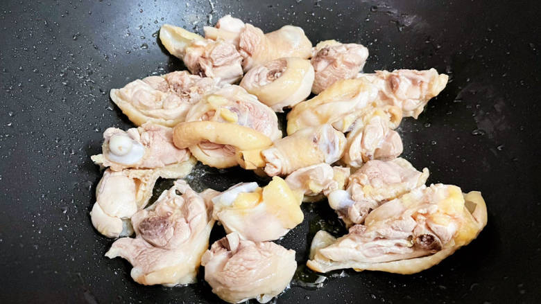 酱焖鸡块,放入鸡块翻炒至上糖色