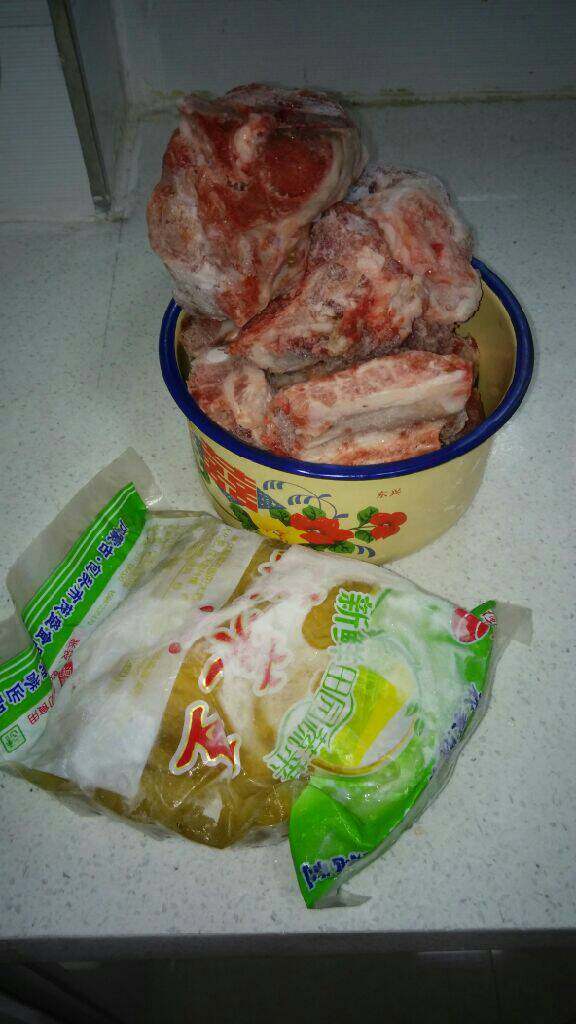 酸菜排骨,先将排骨入锅煸炒几分钟，可用色拉油也可用猪油比较香，之后在放入葱姜蒜等调料