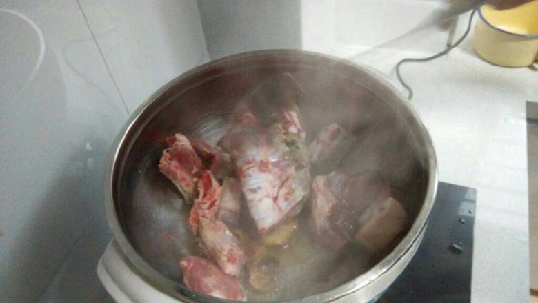 酸菜排骨,煸炒出香味后大概五分钟左右在放入<a style='color:red;display:inline-block;' href='/shicai/ 23'>土豆</a>继续炒，一分钟后再倒入酱油