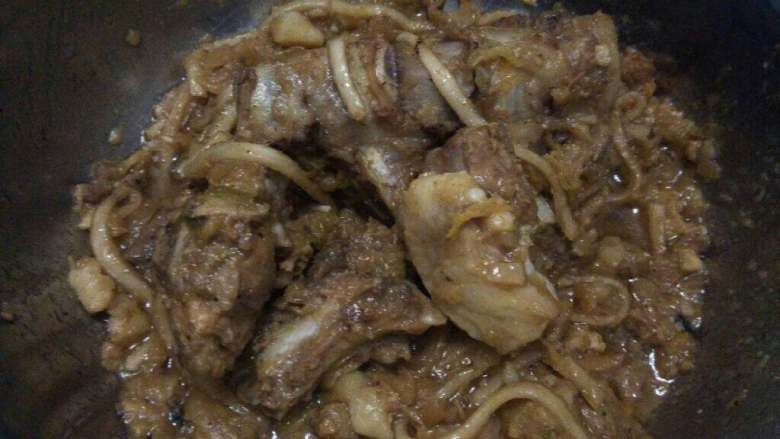 酸菜排骨,直到肉变色后在填入没过菜量的水中火炖着，大概十五分钟后再放入<a style='color:red;display:inline-block;' href='/shicai/ 3361'>酸菜</a>继续中火炖，直到肉变软嫩个大概二十分钟，出锅五分钟至少放入洗好的<a style='color:red;display:inline-block;' href='/shicai/ 525'>粉条</a>，这是爱炖菜人的必备啊，不喜欢的也可以不放，总之这道容易做的大菜就可以出锅啦……