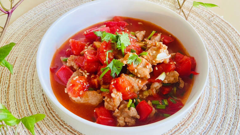 西红柿炖猪肉,西红柿炖猪肉酸甜可口,营养美味又下饭!