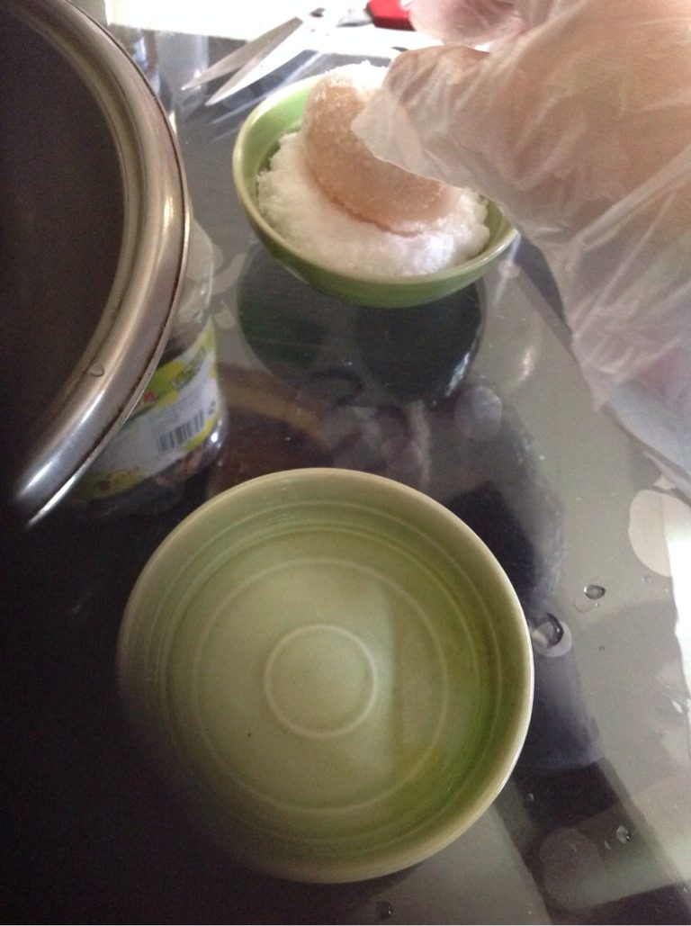 简易制作出油的咸鸭蛋,如图,再滚一圈盐