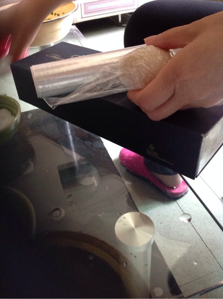 简易制作出油的咸鸭蛋,如图,保鲜膜包好。
