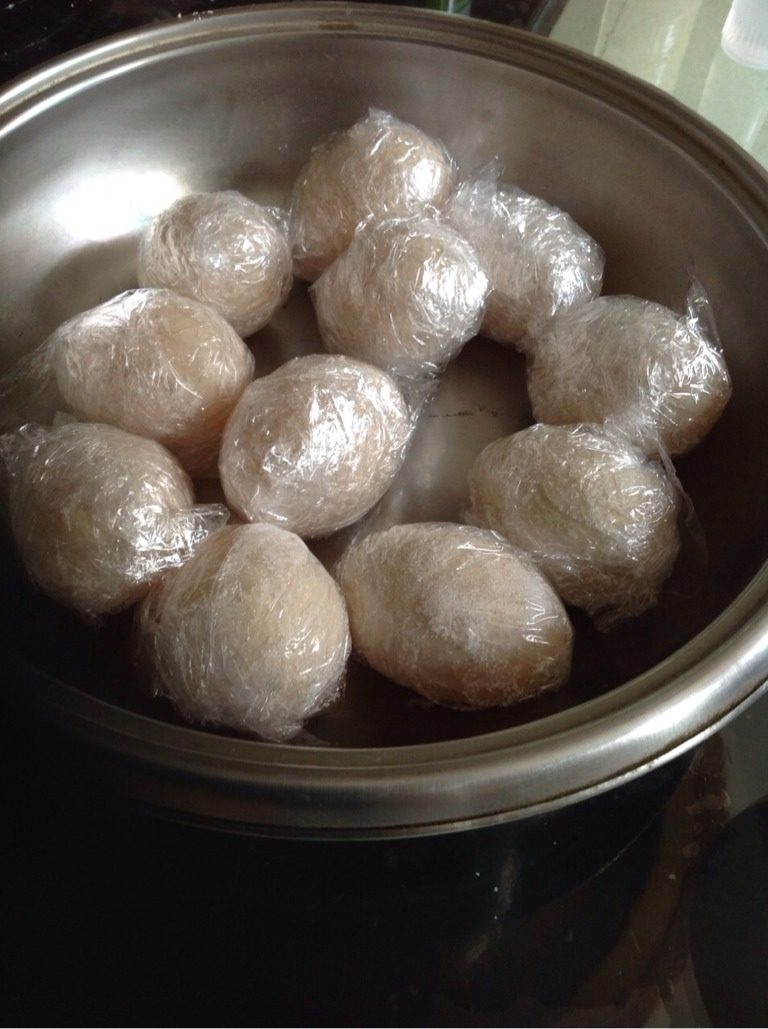 简易制作出油的咸鸭蛋,如图,摆好,太阳好的时候,暴晒半天。然后放在阴凉处存放,三天左右翻动一下让蛋吸收均匀。