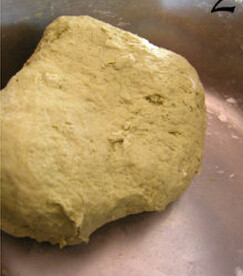 茶香翡翠鲜贝烧卖,<a style='color:red;display:inline-block;' href='/shicai/ 519'>面粉</a>和<a style='color:red;display:inline-block;' href='/shicai/ 67321'>绿茶粉</a>搅匀，加水揉成面团，醒20分钟