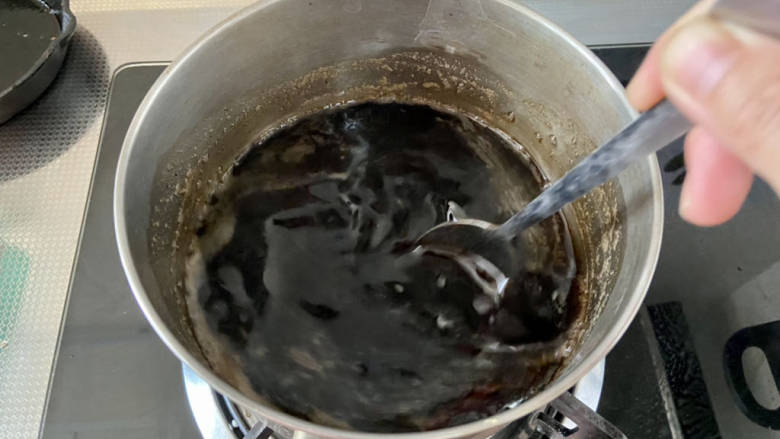 芒果芋圆烧仙草,清水400毫升煮开,加入龟苓膏糊糊,小火搅拌煮开