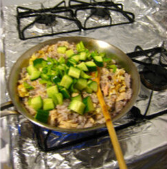 干白金枪鱼炒饭,<a style='color:red;display:inline-block;' href='/shicai/ 9'>鸡蛋</a>打散，入油锅，下入米饭，金枪鱼，干白，青辣椒和黄瓜，调盐炒匀即可