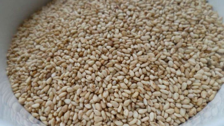 芝麻吐司,把芝麻放在预热的烤箱中层150°烤5分钟,放凉备用