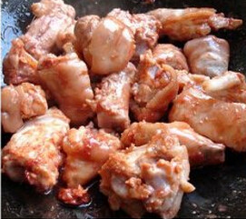 腐乳烧猪蹄,锅内烧热油，放入沥干水份的猪蹄翻炒1分钟，加入三大匙腐乳汁翻炒均匀