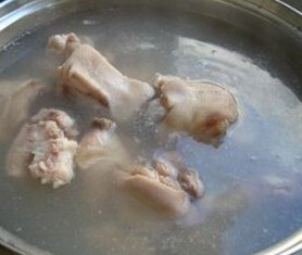 腐乳烧猪蹄,<a style='color:red;display:inline-block;' href='/shicai/ 413'>猪蹄</a>洗干净，切块。放开水中汆一下，备用