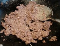 小老虎红豆面包,锅中放油,将红豆泥,两勺白芝麻和三勺蜂蜜放入锅中,加少量的煮红豆的水,翻炒片刻,即可