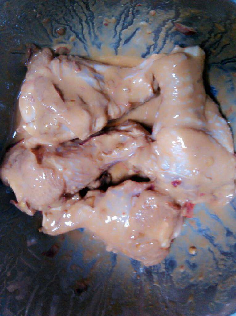 炸鸡腿,鸡腿洗净，表面用刀划花刀，便于入味。加<a style='color:red;display:inline-block;' href='/shicai/ 718'>料酒</a>盐少许淀粉，及<a style='color:red;display:inline-block;' href='/shicai/ 37'>姜</a>片腌制半小时。一个鸡蛋打散后加少许面粉和水兑成面糊，鸡腿里均匀加入<a style='color:red;display:inline-block;' href='/shicai/ 9613'>辣椒面</a><a style='color:red;display:inline-block;' href='/shicai/ 10404'>花椒面</a>和少许胡椒后，均匀裹上面糊，准备油炸。