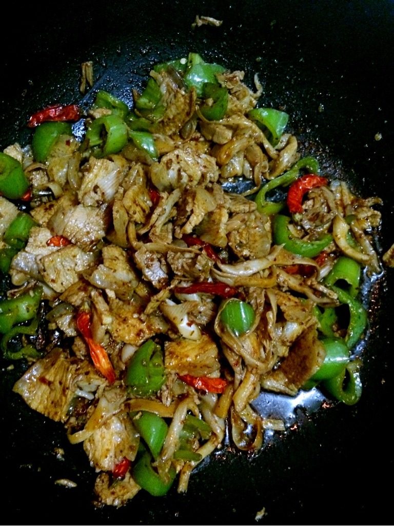 平菇小炒肉,把盛出来的煮肉的汤倒进去一点防止干锅,麻婆豆腐调料已经很咸了也可以不放盐了,喜欢重口味的可以再放点,汤汁收干即可出锅