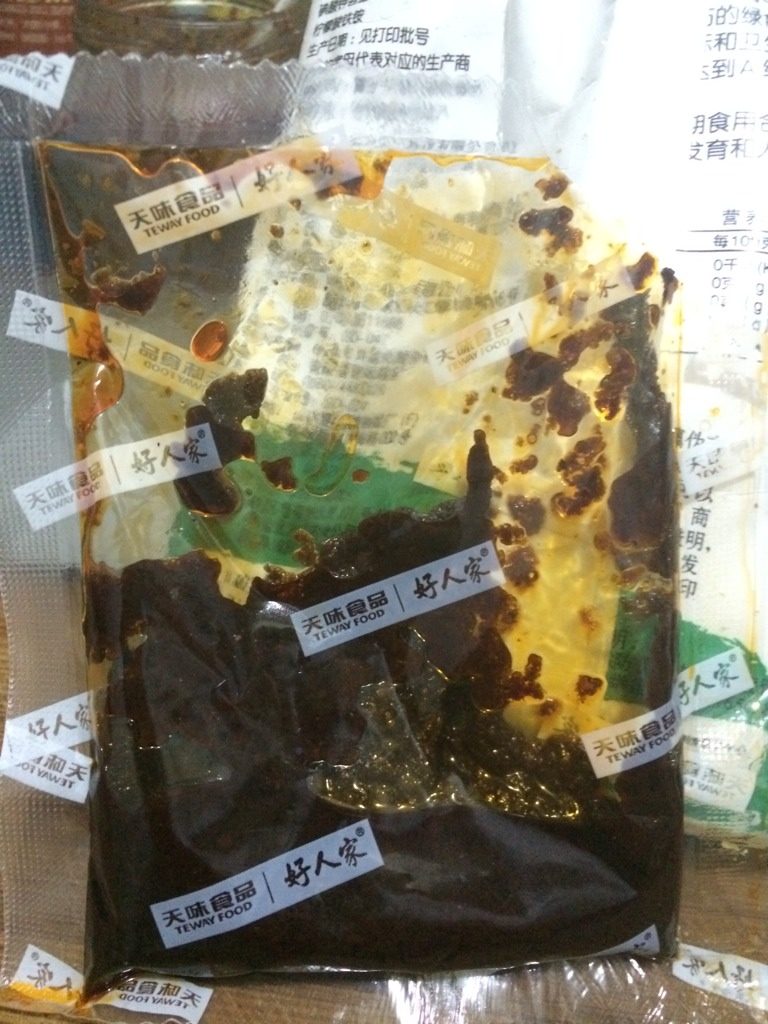 平菇小炒肉,锅里放少许油,爆香葱花干红辣椒,下入青尖椒先翻炒几下再倒入五花肉和平菇 然后加入麻婆豆腐调料翻炒均匀(我没用郫县豆瓣酱,事实证明麻婆豆腐调料也很成功)