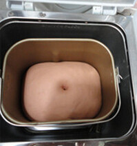 南乳吐司,面包桶中取出搅拌刀,放入面团,盖上湿布再盖上盖子进行发酵到2倍大