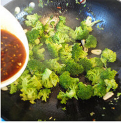 蚝油西兰花,加入调好的味汁,炒匀出锅
